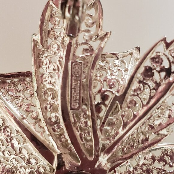 1930-S VINTAGE STERLING FILIGREE FLOWER BROOCH AND MATCHING EAR RINGS. FINE WORK - Picture 4 of 7